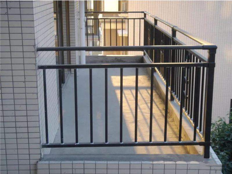 有拔高速公路護欄樁的隊伍嗎