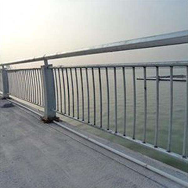 有干高速公路護欄的嗎