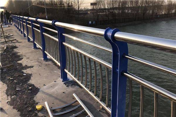 榆樹高速護欄板設備