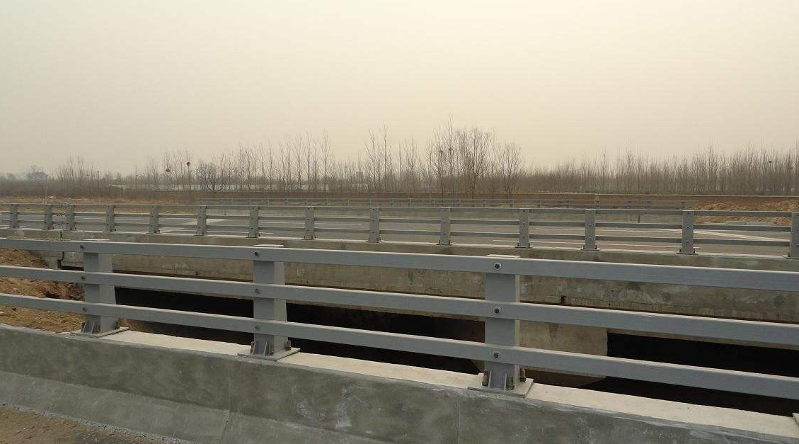 云南高速公路護(hù)欄立柱