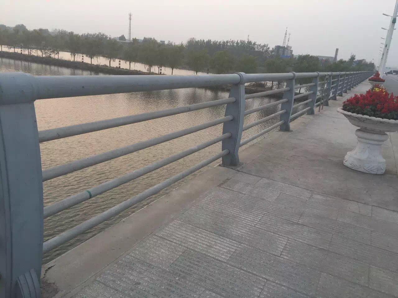 云南高速公路護欄配件