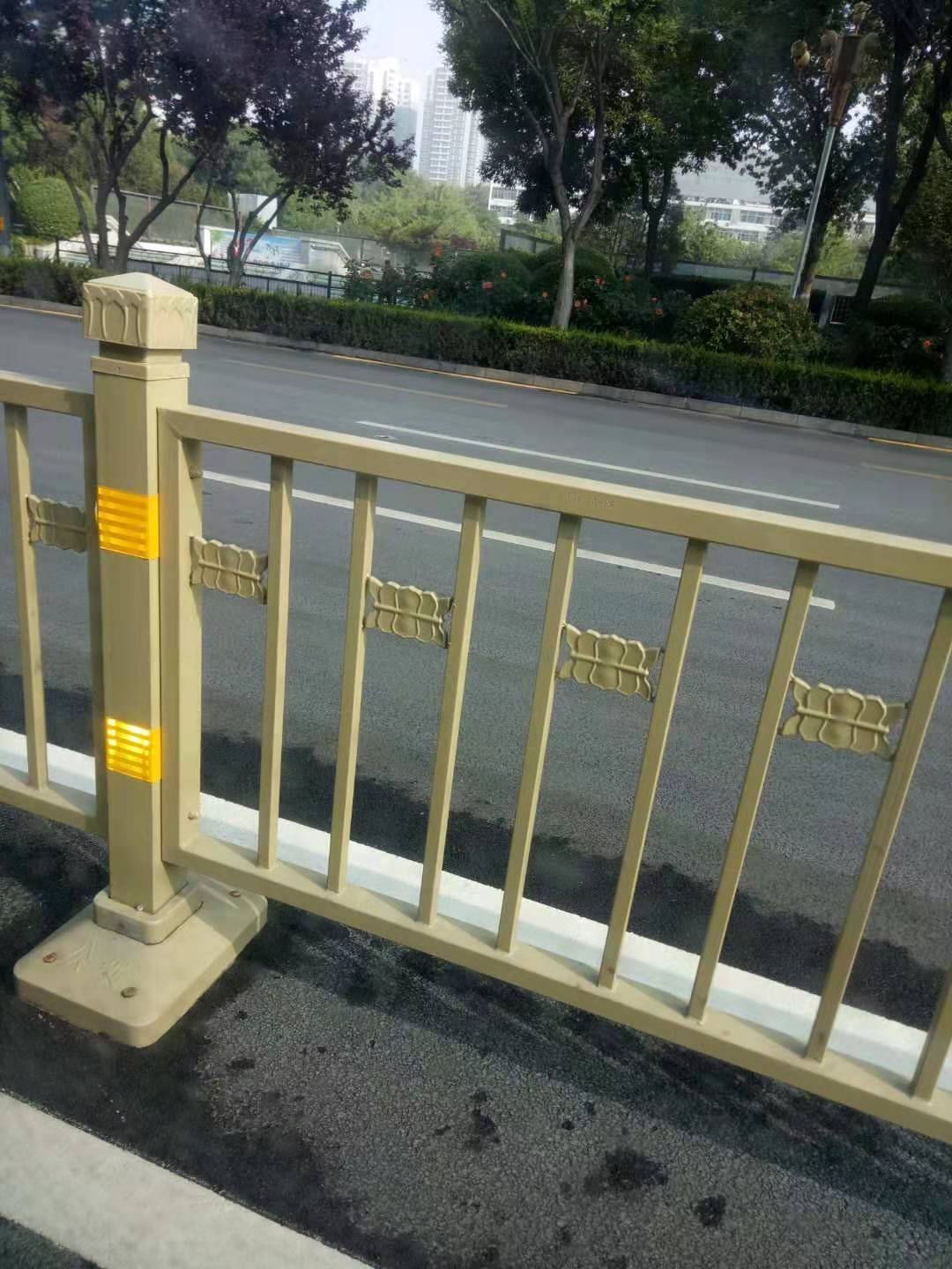 云南高速護欄板廠家直銷