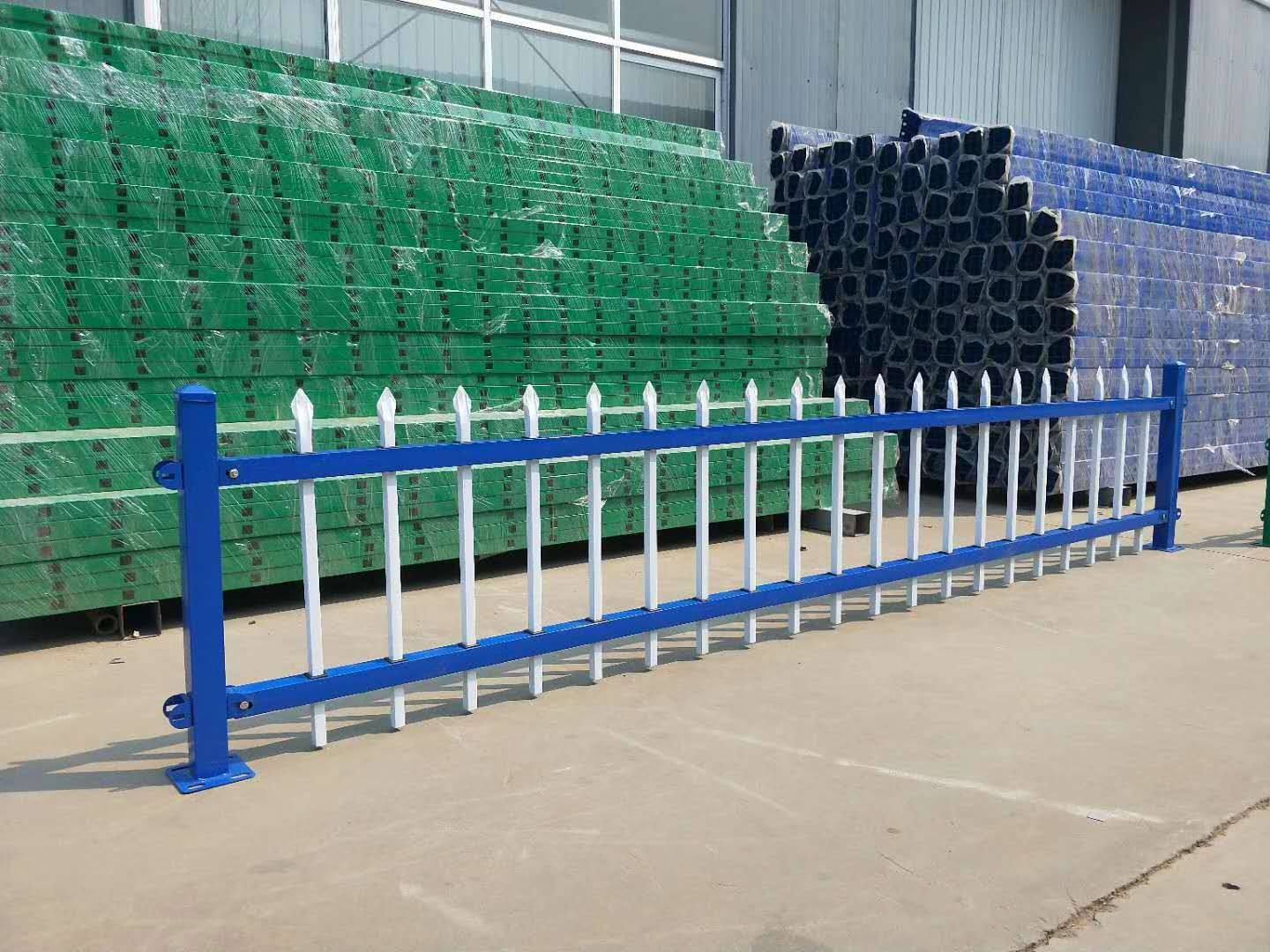 云南高速護欄板滾壓成型設備